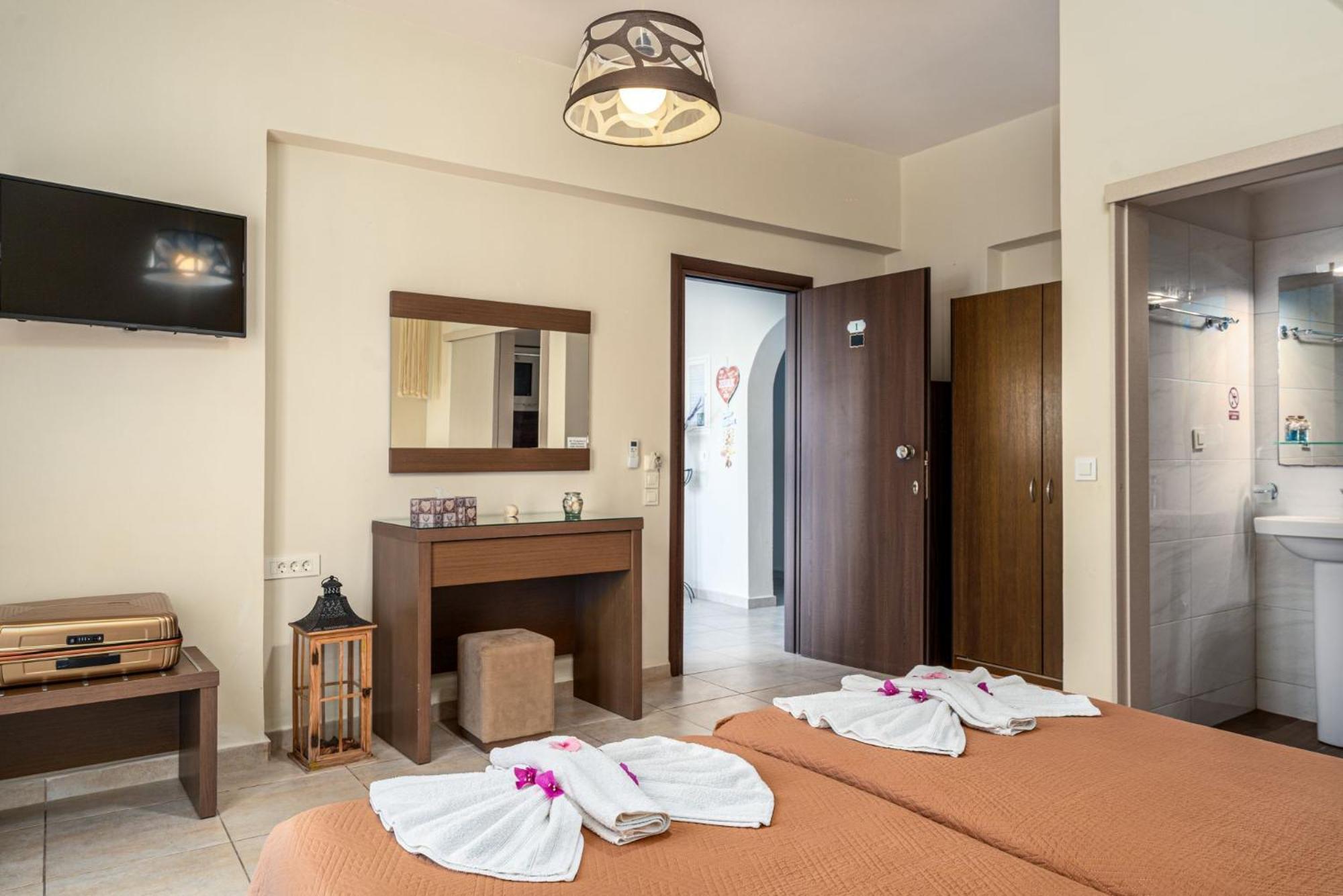 Stathis Beachfront Luxury Rooms Kalamákion エクステリア 写真