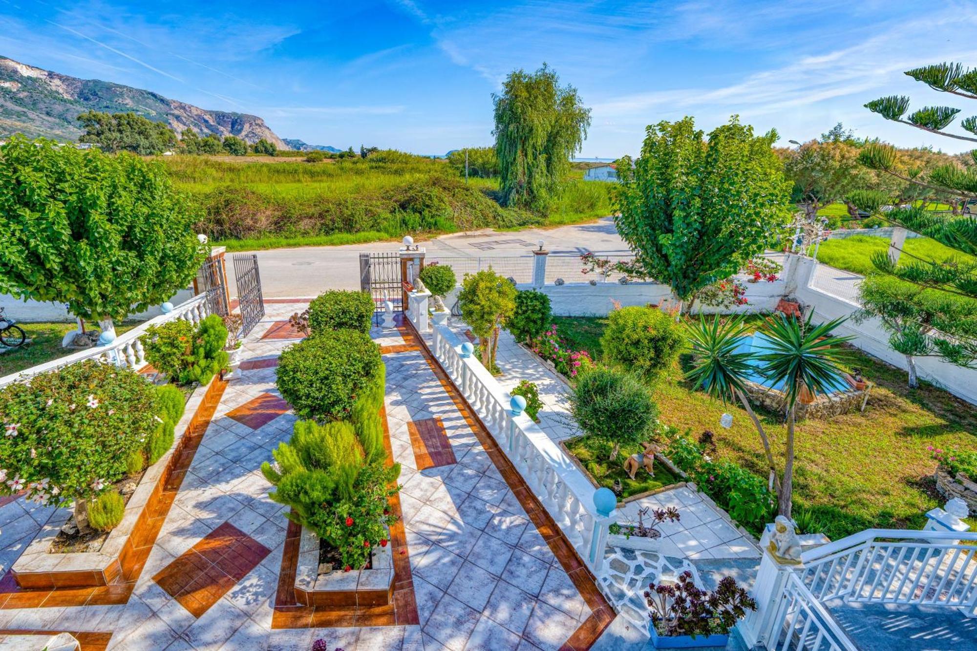 Stathis Beachfront Luxury Rooms Kalamákion エクステリア 写真